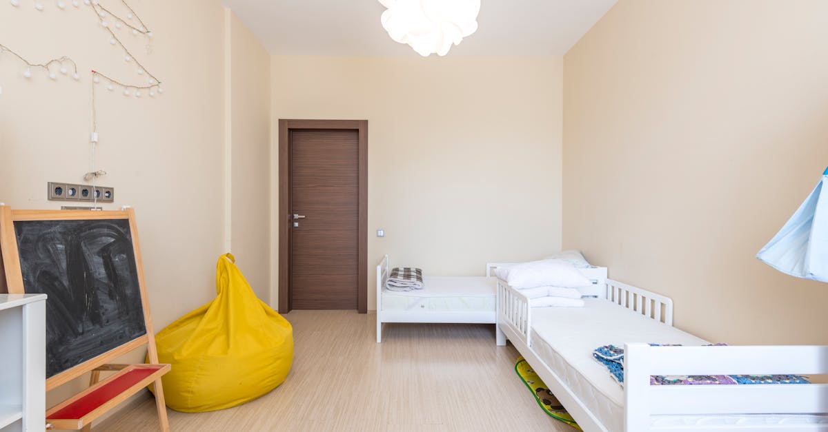 découvrez comment débloquer une porte de chambre coincée rapidement et facilement avec nos astuces pratiques et conseils d'experts.