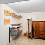 découvrez comment contrôler l'humidité dans votre sous-sol pour prévenir les moisissures, améliorer la qualité de l'air et protéger votre maison.