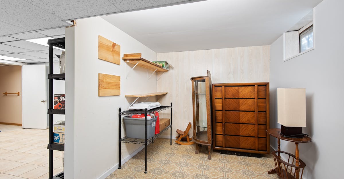 découvrez comment contrôler l'humidité dans votre sous-sol pour prévenir les moisissures, améliorer la qualité de l'air et protéger votre maison.