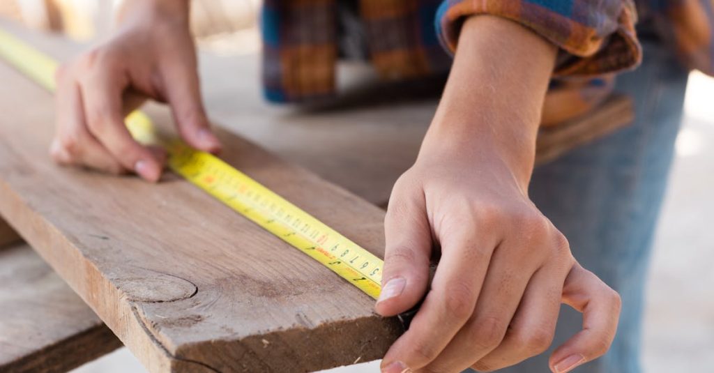 découvrez tout sur l'assemblage traditionnel mortaise et tenon, une technique robuste et esthétique utilisée en menuiserie pour joindre deux pièces de bois avec précision.
