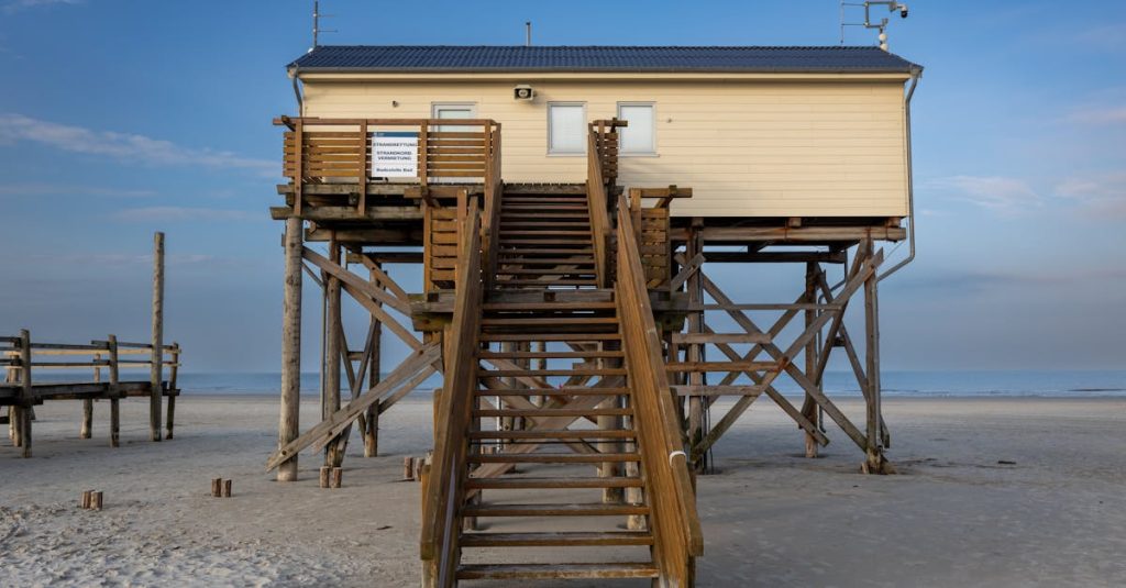 découvrez l'élégance et la fonctionnalité des maisons sur pilotis, parfaites pour vivre en harmonie avec la nature tout en restant protégés des inondations.