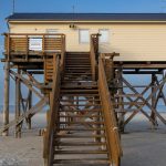 découvrez l'élégance et la fonctionnalité des maisons sur pilotis, parfaites pour vivre en harmonie avec la nature tout en restant protégés des inondations.