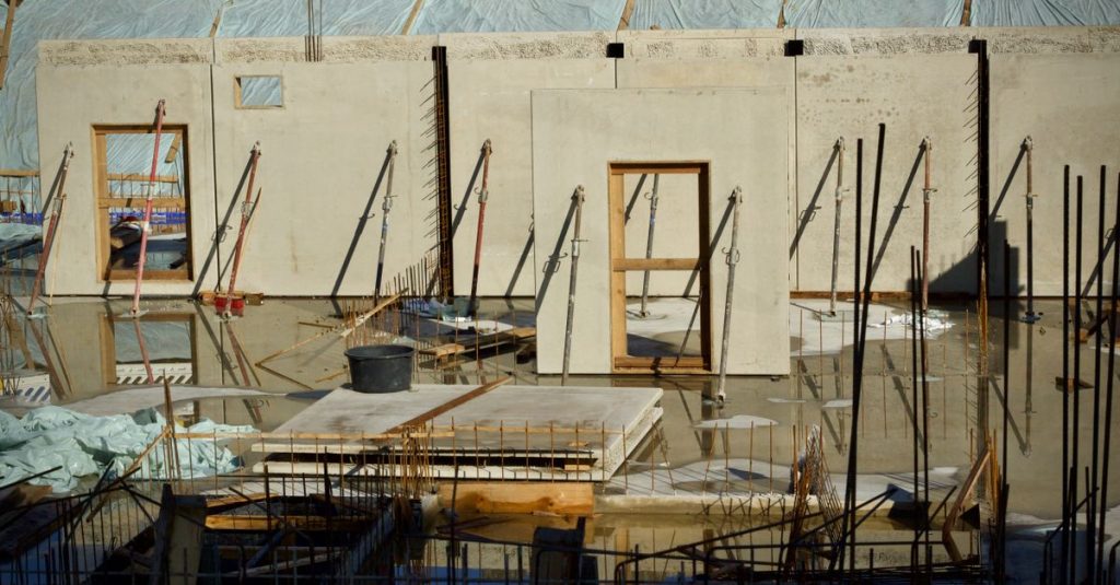découvrez les risques et démarches associés à la construction d'une maison sans permis. informez-vous sur la législation et comment régulariser votre situation en france.