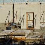 découvrez les risques et démarches associés à la construction d'une maison sans permis. informez-vous sur la législation et comment régulariser votre situation en france.