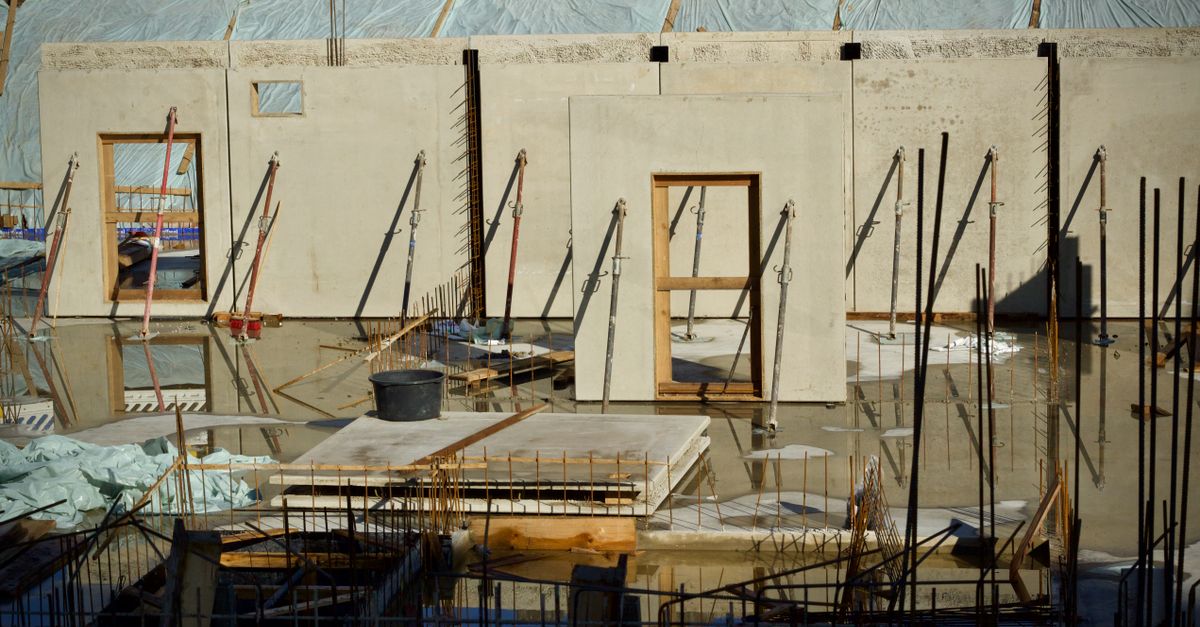 découvrez les risques et démarches associés à la construction d'une maison sans permis. informez-vous sur la législation et comment régulariser votre situation en france.