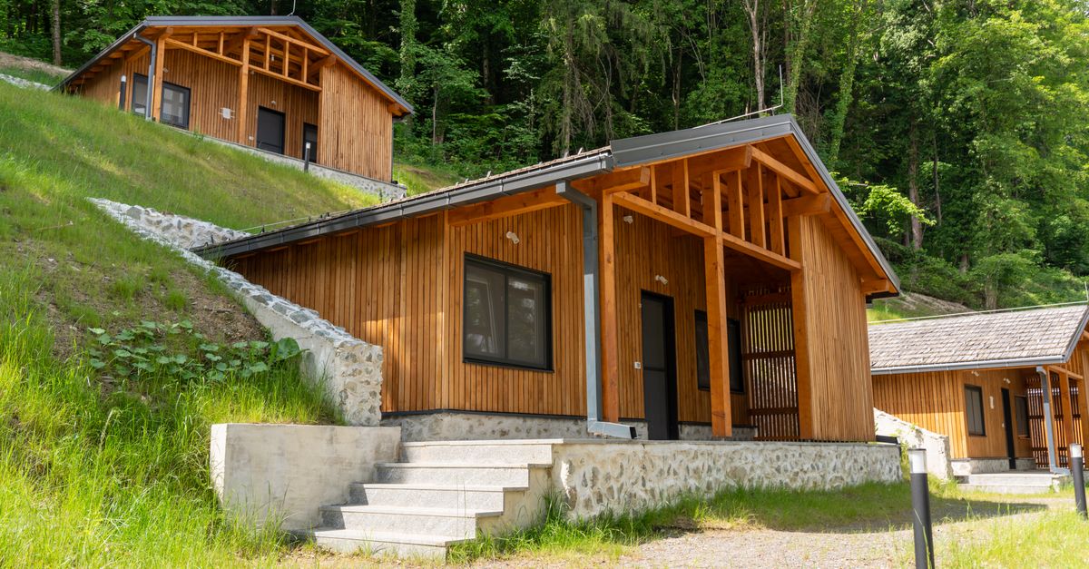 découvrez notre sélection de cabines confortables et rustiques pour des séjours inoubliables en pleine nature.