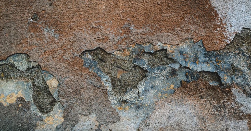 solutions efficaces pour le traitement des murs humides : prévention, réparation et conseils pour éliminer l'humidité et préserver la solidité de vos murs.