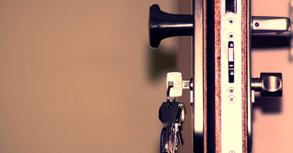 découvrez nos solutions efficaces pour déverrouiller vos serrures de porte rapidement et en toute sécurité.