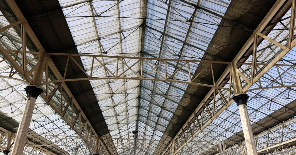 découvrez notre plafond autoportant, une solution innovante et durable pour un design intérieur épuré et sans supports apparents.