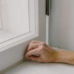 découvrez comment débloquer facilement une poignée de fenêtre pvc coincée grâce à nos conseils pratiques et rapides.