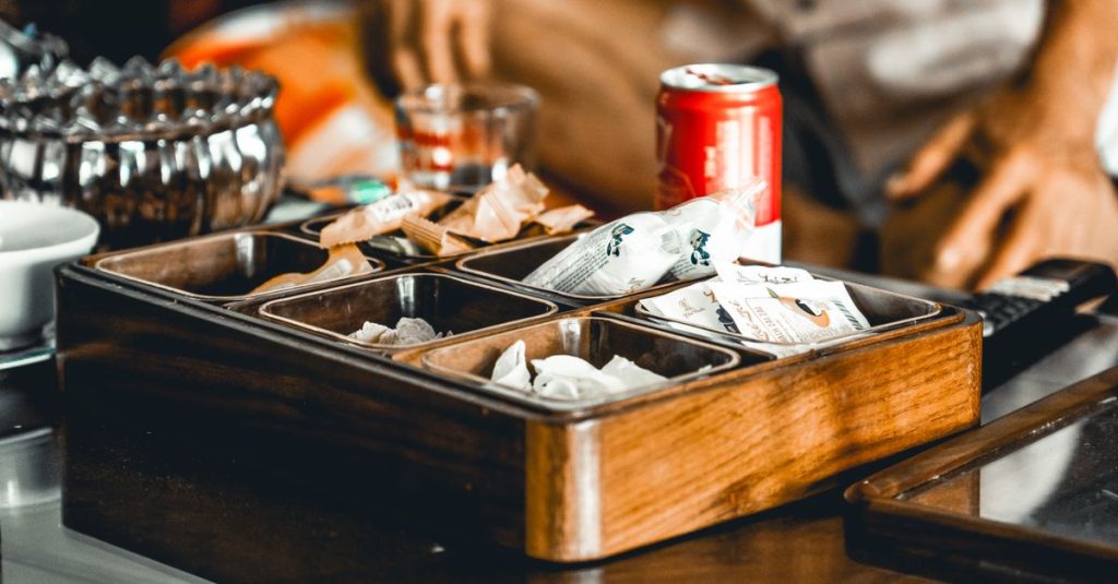 cadre en bois robuste conçu pour plateau en acier, offrant soutien et durabilité pour un usage optimal.
