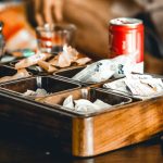cadre en bois robuste conçu pour plateau en acier, offrant soutien et durabilité pour un usage optimal.