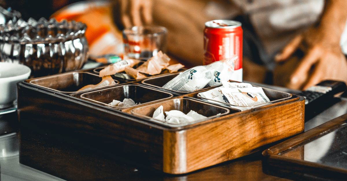 cadre en bois robuste conçu pour plateau en acier, offrant soutien et durabilité pour un usage optimal.
